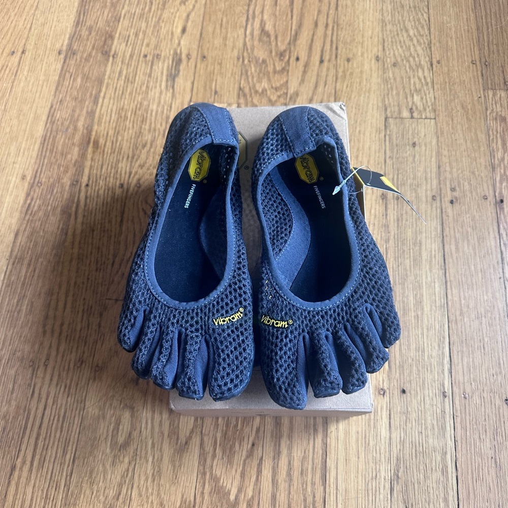 Vibram Womens Vi-b eco charcoal Size- 37 ( sold out ) new with tags